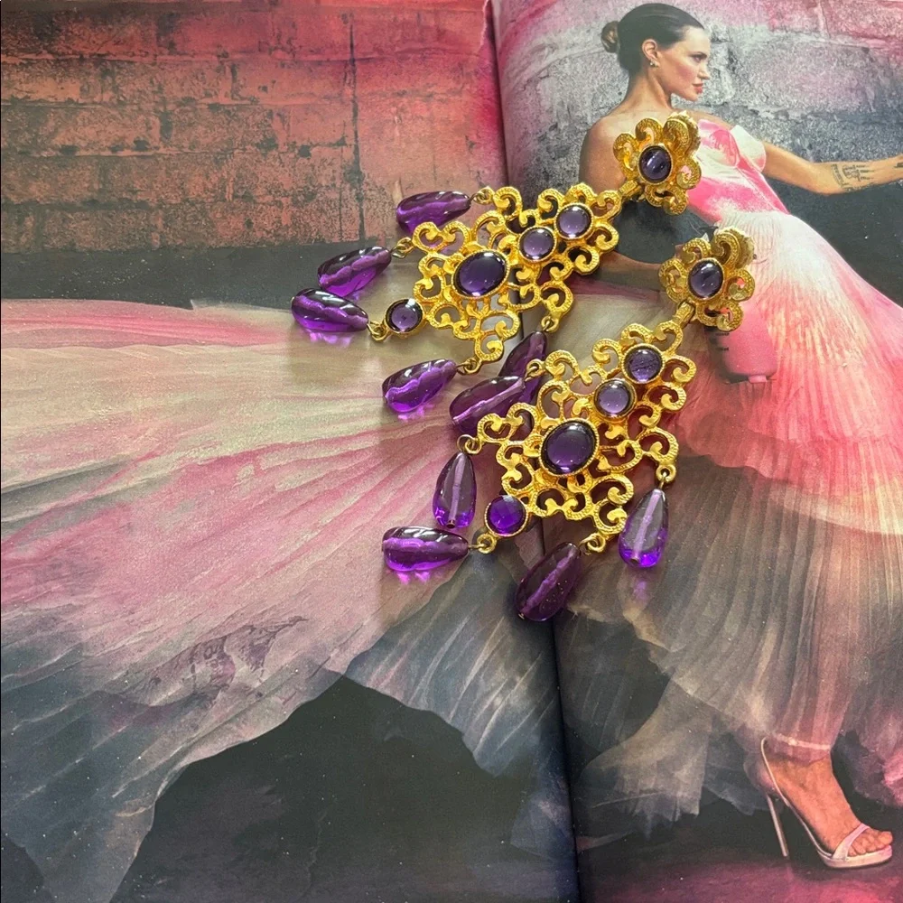 These are Kenneth Jay Lane 22-karat gold-plated cabochon clip earrings. - Picture 8 of 8